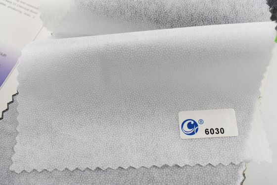 Indumenti con rivestimento a fusione realizzati in materiale fusibile non tessuto 100% poliestere